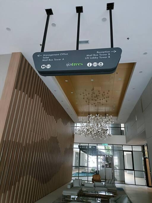 Sky Trees Netflix & Facilities With Balcony Apartemen *